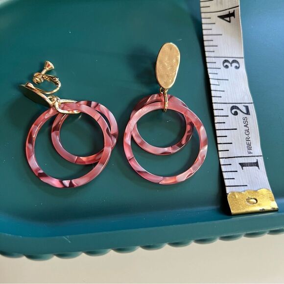 Vince Camuto Pink Tortoise Shell Acrylic Hammered Metal Double Hoop Earrings - Picture 5 of 5